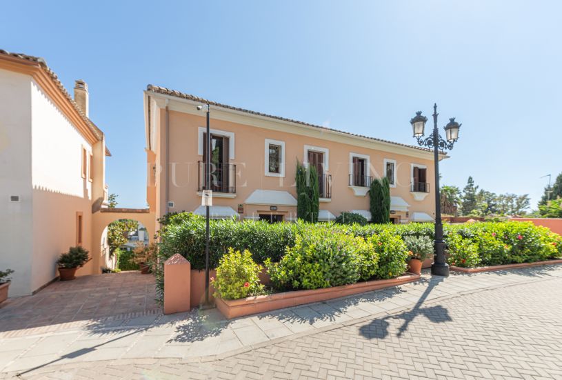 Townhouse te koop met zeezicht op loopafstand van het strand aan de Golden Mile