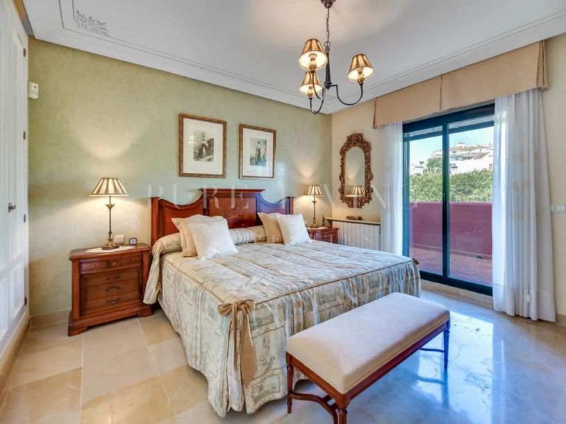 Elegante apartamento de tres dormitorios situado en una zona privilegiada cerca de la playa