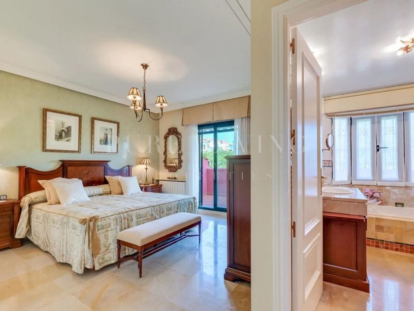 Elegante apartamento de tres dormitorios situado en una zona privilegiada cerca de la playa