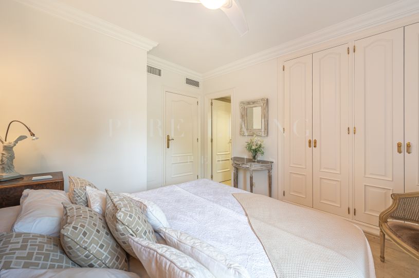 Élégant appartement de trois chambres à coucher situé dans un quartier privilégié à proximité de la plage