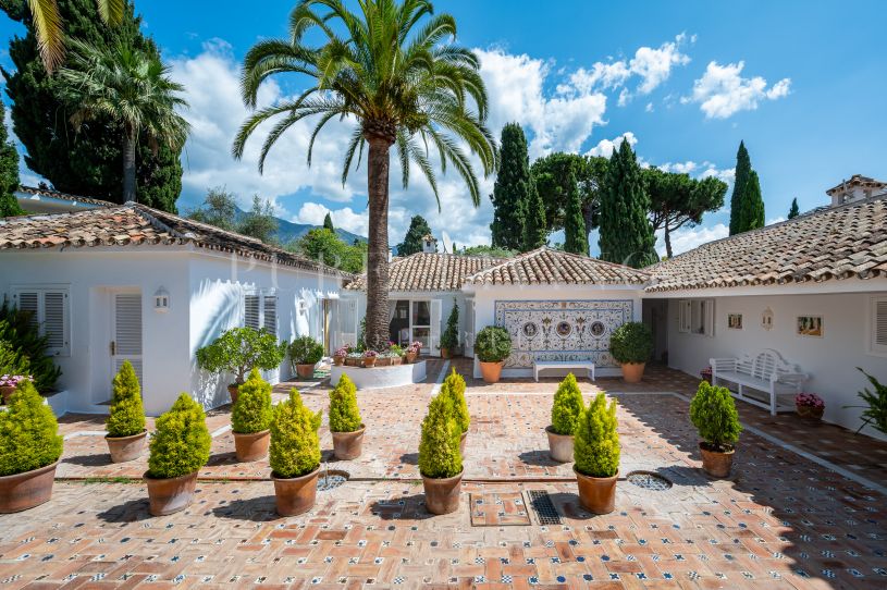 Prachtige acht slaapkamer villa gelegen in de prestigieuze Marbella Club, Golden Mile