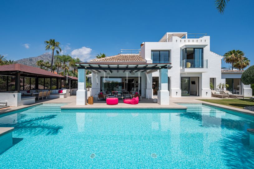 Stunning five bedroom villa for rent with sea and mountain views in Marbella Golden Mile