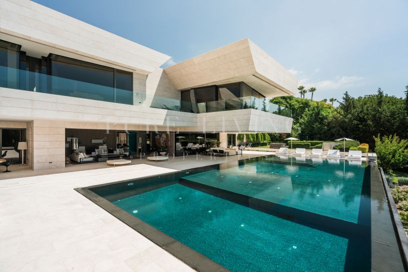 Villa for rent, jewel of modern architecture with eight bedrooms and stunning sea and mountain views