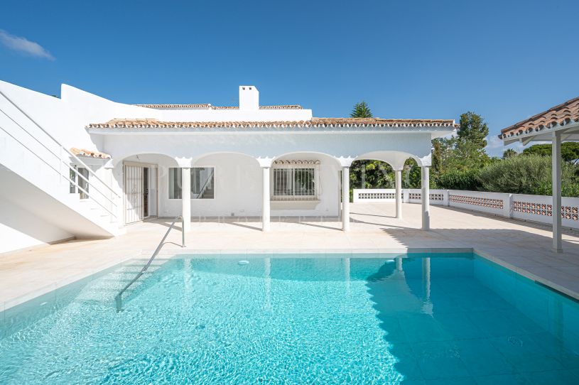 Newly refurbished 5 bedroom villa in Guadalmina Alta within walking distance to the beach.