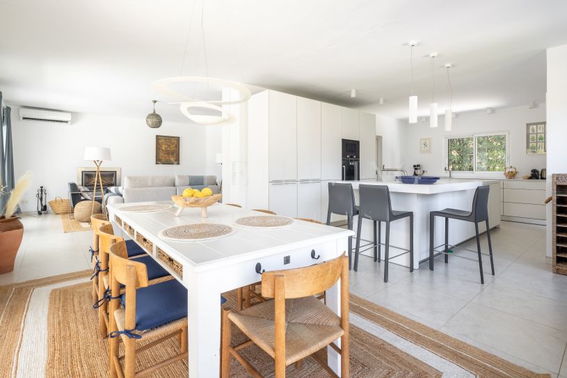 Villa de luxe de quatre chambres à louer à Cascada de Camoján.