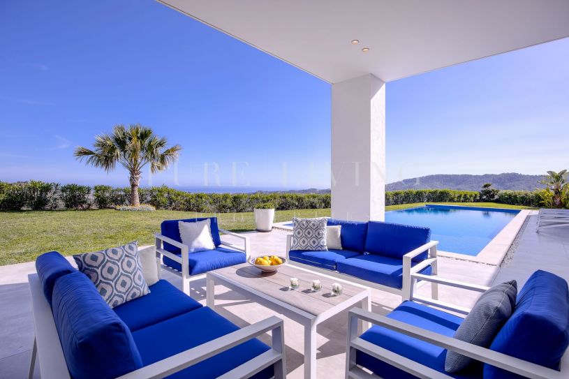 Spectacular Four bedroom house for sale with breathtaking sea and
