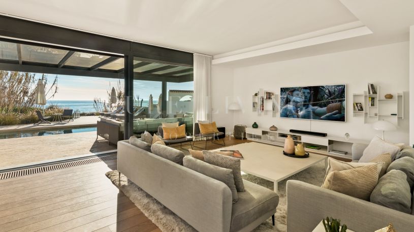 Excepcional villa de seis dormitorios en primera línea de playa en Costabella