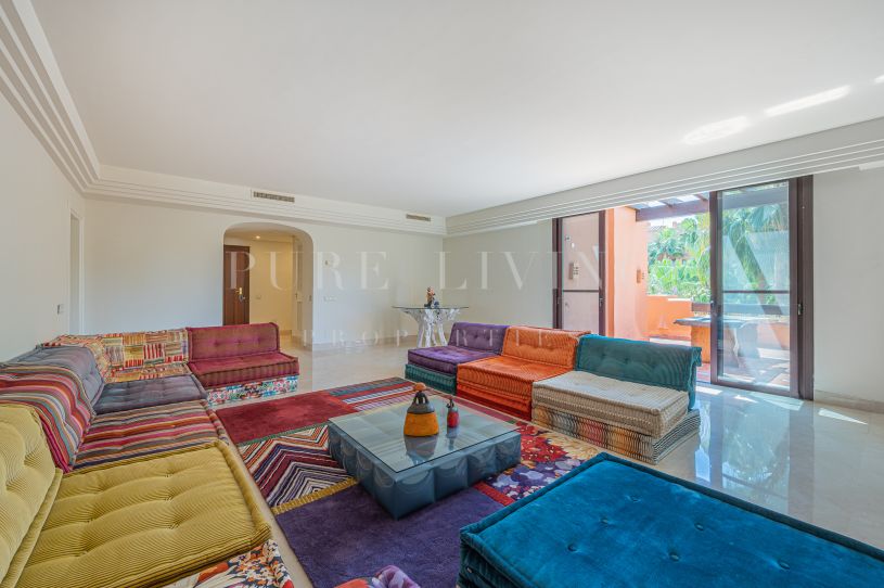 Un penthouse en duplex de trois chambres à coucher dans La Alzambra Hill Club