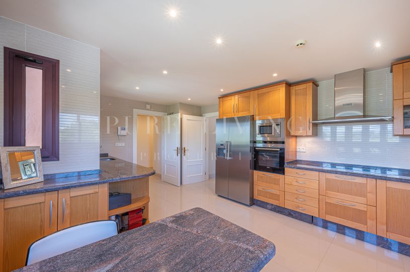 Un penthouse en duplex de trois chambres à coucher dans La Alzambra Hill Club