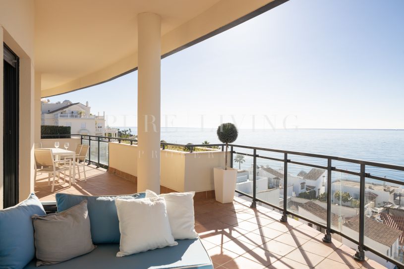 Impresionante Ático de tres dormitorios en primera línea de playa en Guadalmansa, Estepona