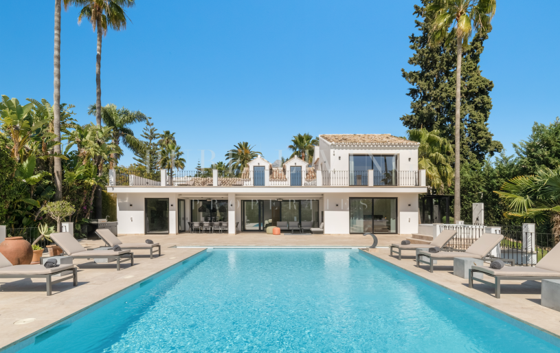A newly renovated villa located in the exclusive gated community of Parcelas del Golf