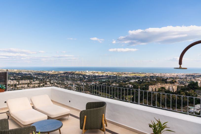 Recently renovated triplex penthouse with breathtaking views in La Heredia