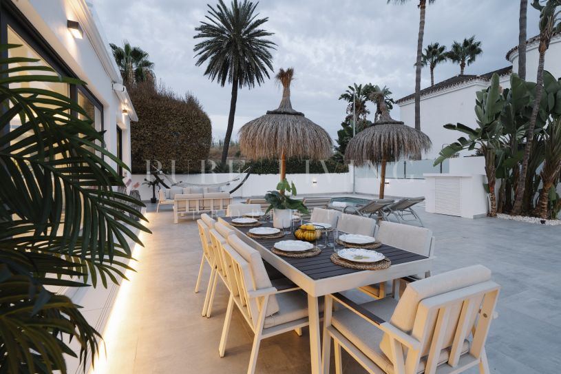 Moderna villa de lujo con piscina privada, ubicada perfectamente en Nueva Andalucía.