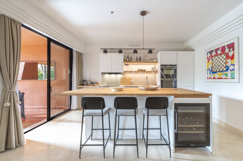 Een ruim tuinappartement met vier slaapkamers gelegen in La Alzambra