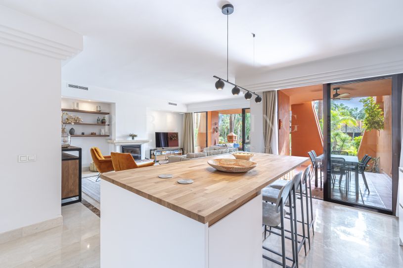 Een ruim tuinappartement met vier slaapkamers gelegen in La Alzambra