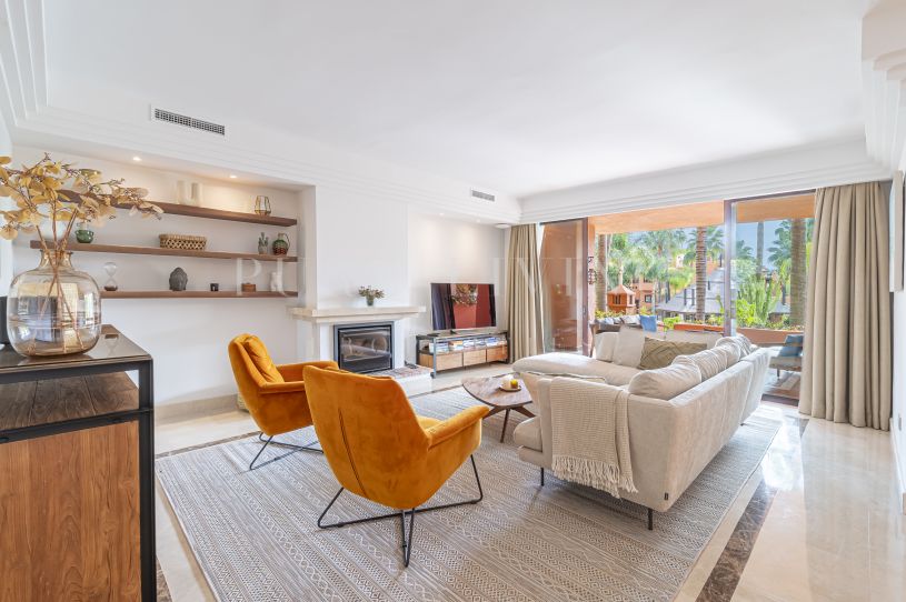 Een ruim tuinappartement met vier slaapkamers gelegen in La Alzambra