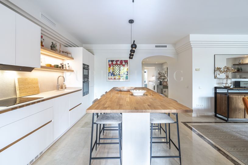 Een ruim tuinappartement met vier slaapkamers gelegen in La Alzambra