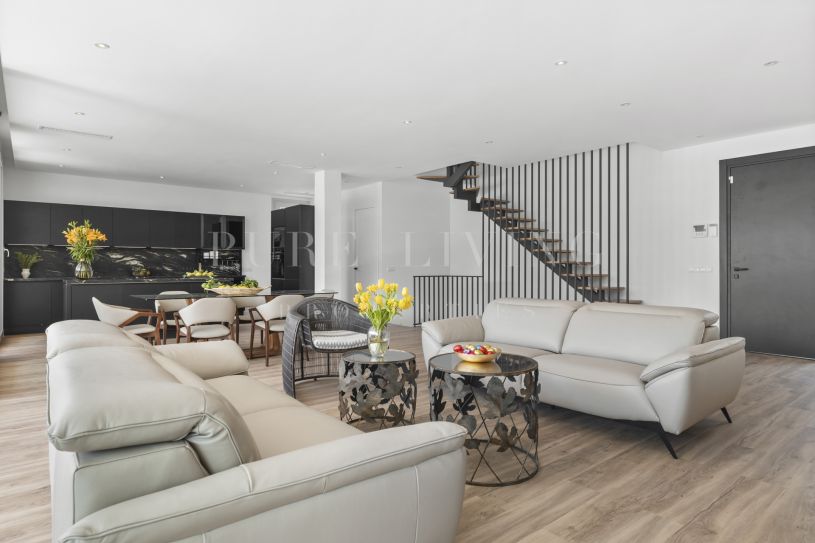 Exquisite 5-bedroom villa offering sea views, located in San Pedro Playa.