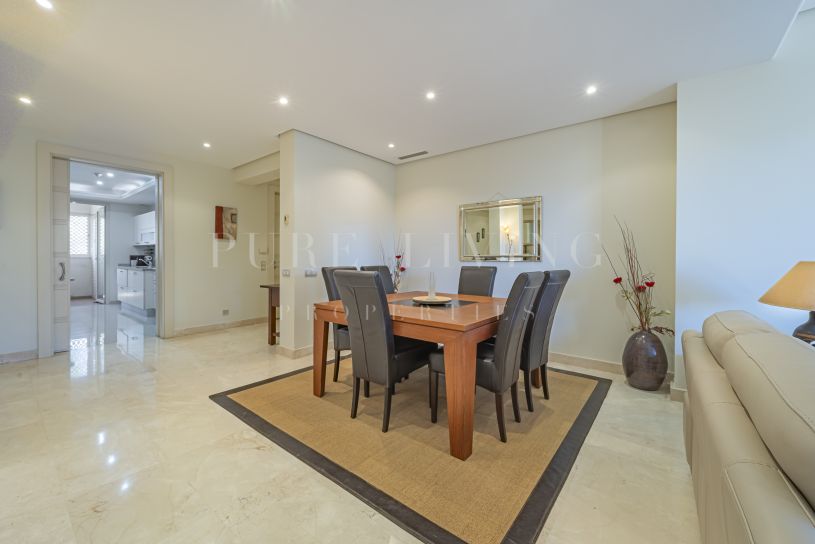 Élégant appartement de deux chambres à coucher avec une vue imprenable sur la mer dans une communauté fermée.