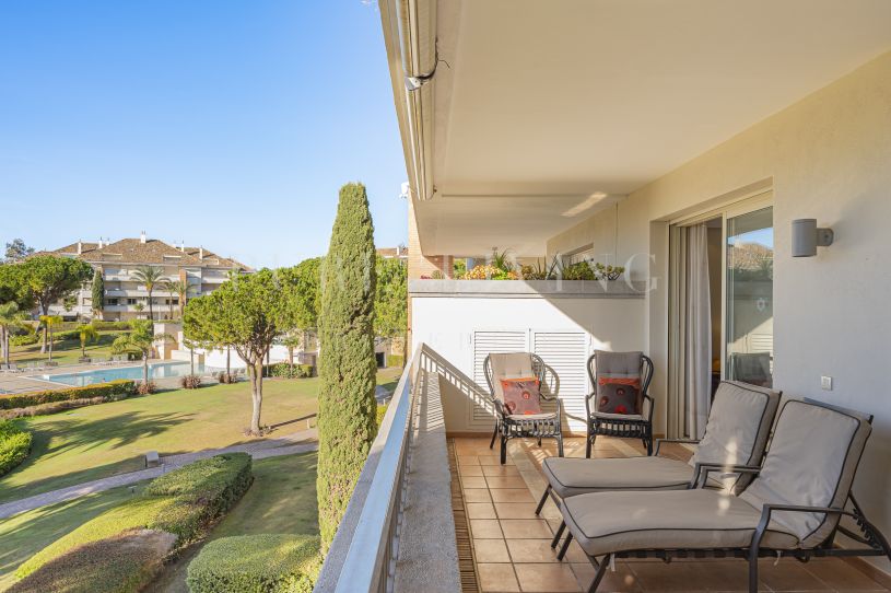 Élégant appartement de deux chambres à coucher avec une vue imprenable sur la mer dans une communauté fermée.