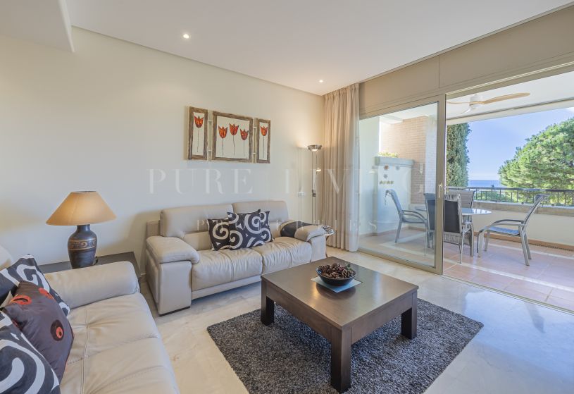 Élégant appartement de deux chambres à coucher avec une vue imprenable sur la mer dans une communauté fermée.