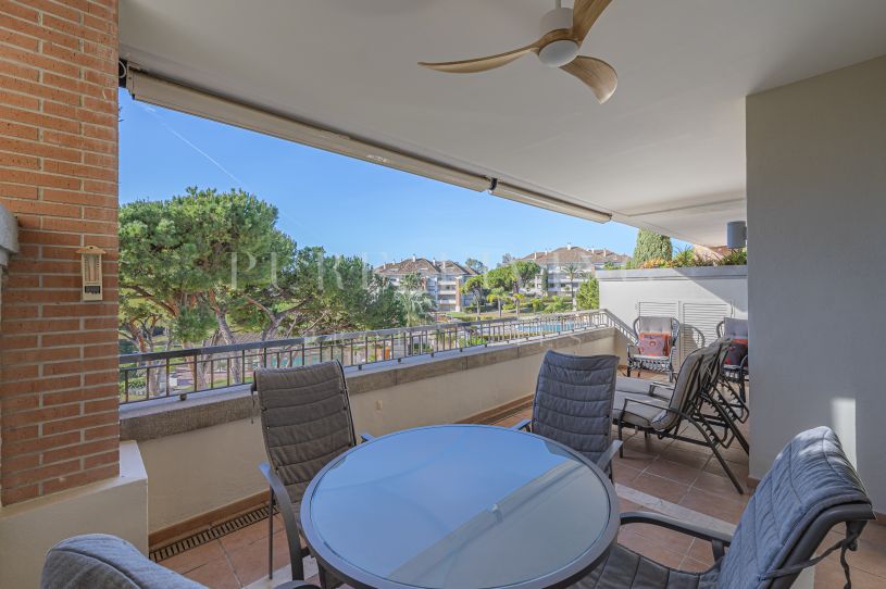 Élégant appartement de deux chambres à coucher avec une vue imprenable sur la mer dans une communauté fermée.