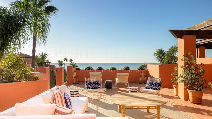 Magnifique duplex penthouse en première ligne de plage avec des vues imprenables à La Morera, Marbella Est.