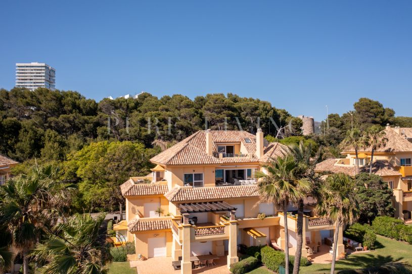 Stunning four bedroom duplex penthouse with amazing sea views.