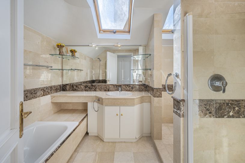 Prachtig duplex penthouse met vier slaapkamers en prachtig uitzicht op zee.