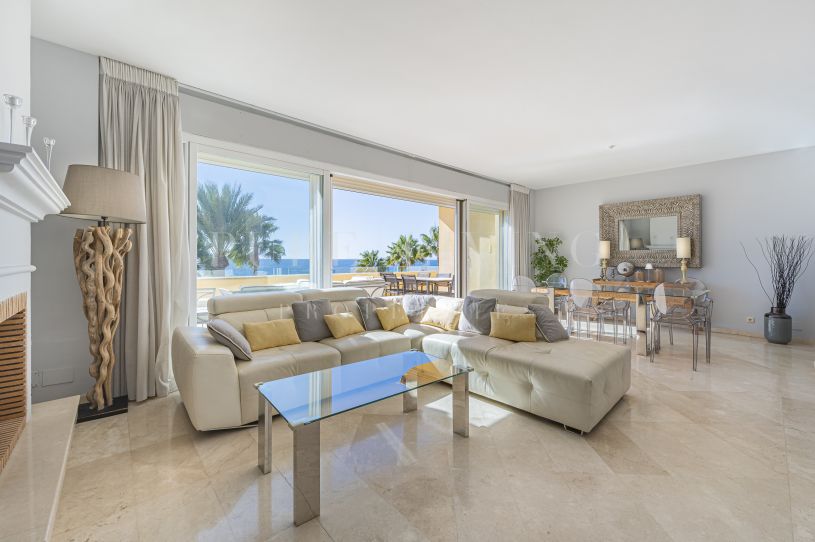 Prachtig duplex penthouse met vier slaapkamers en prachtig uitzicht op zee.