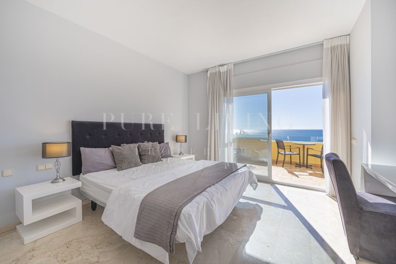 Prachtig duplex penthouse met vier slaapkamers en prachtig uitzicht op zee.