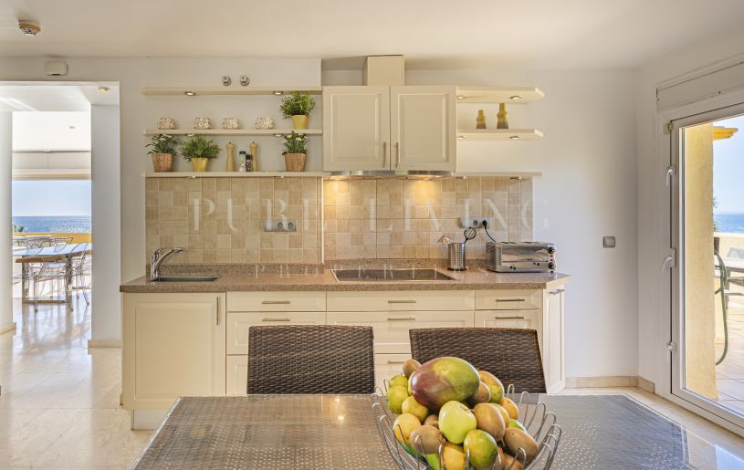 Prachtig duplex penthouse met vier slaapkamers en prachtig uitzicht op zee.