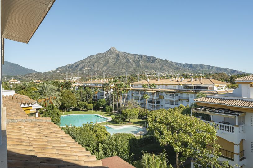 Exceptional 4 bedroom penthouse apartment with amazing mountain views located perfectly in, Dama de Noche.