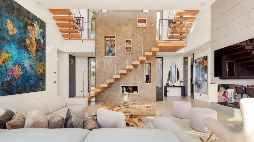 Merveilleuse villa de six chambres avec la plus belle piscine à débordement, parfaitement située dans le Golden Mile.