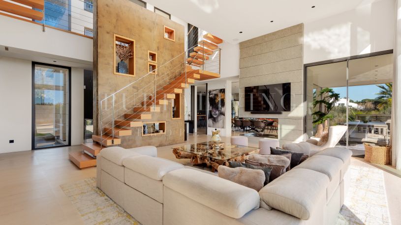 Merveilleuse villa de six chambres avec la plus belle piscine à débordement, parfaitement située dans le Golden Mile.