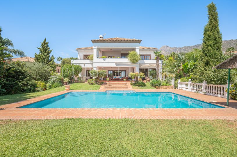 Prachtige mediterrane villa met ongelooflijk eindeloos uitzicht op zee vanuit de volgroeide tuin aan de Golden Mile.