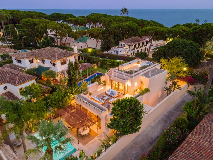 Beach side villa in Andalusische stijl in Casablanca, Marbella Golden Mile