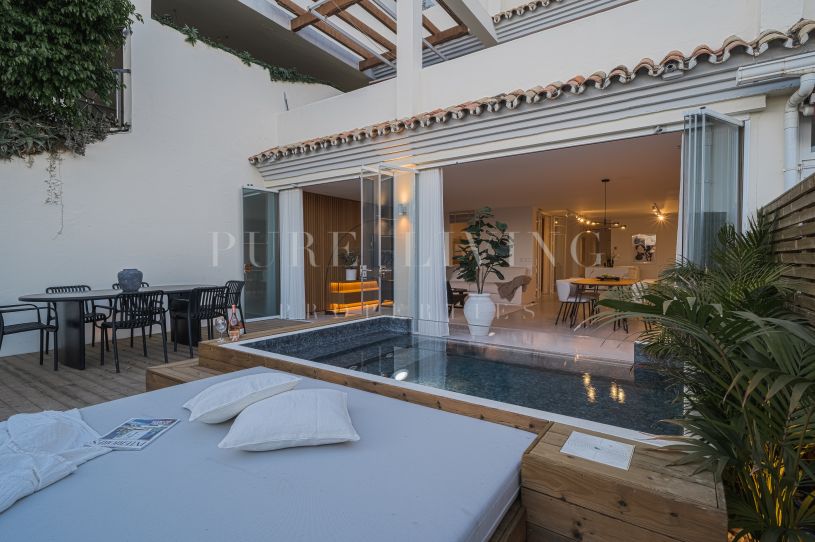 Superbe appartement de trois chambres avec vue panoramique sur la mer et la montagne à Les Belvederes, Nueva Andalucia.