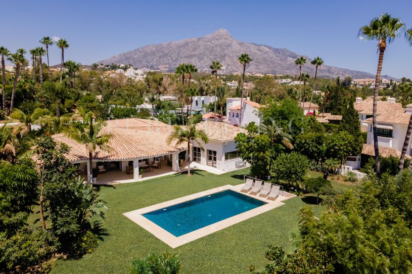 Una espaciosa y elegante villa situada en segunda línea de golf en La Cerquilla, Nueva Andalucía