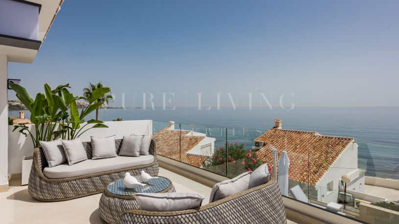 Villa en primera línea de playa recién reformada en venta en Arena Beach, Estepona.