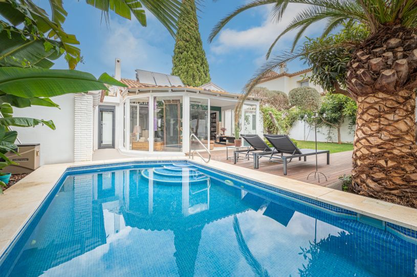 Mooie Ibiza stijl villa te koop in Casablanca, Marbella Golden Mile
