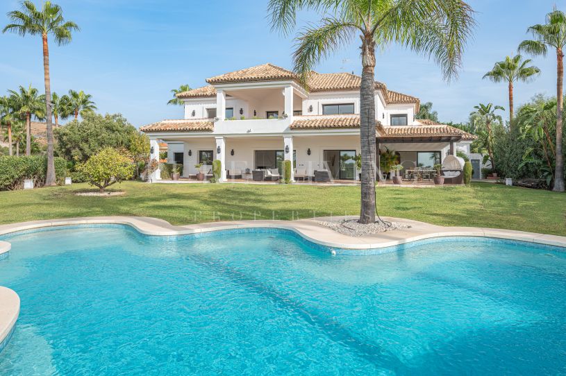Mediterrane villa te koop van 7 slaapkamers met spectaculair uitzicht op de zee en de golfbaan van Atalaya.