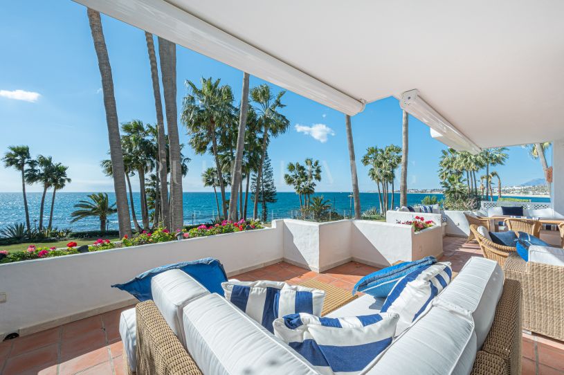 Impresionante apartamento de tres dormitorios con impresionantes vistas al mar.
