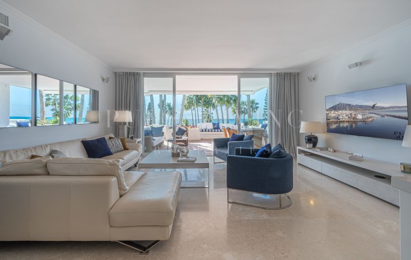 Impresionante apartamento de tres dormitorios con impresionantes vistas al mar.