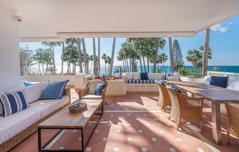 Impresionante apartamento de tres dormitorios con impresionantes vistas al mar.