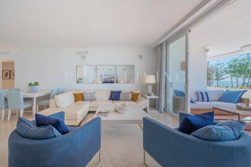 Impresionante apartamento de tres dormitorios con impresionantes vistas al mar.