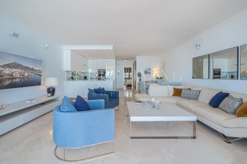Impresionante apartamento de tres dormitorios con impresionantes vistas al mar.