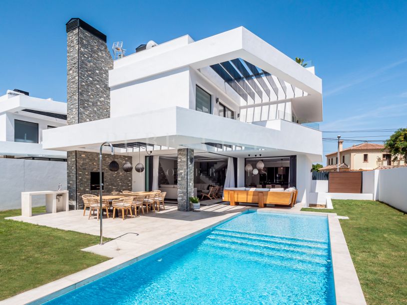 Gloednieuwe villa met vier slaapkamers dicht bij het strand in San Pedro de Alcantara