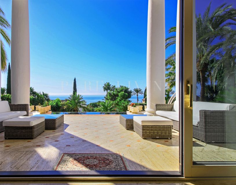 Fantástica villa a la venta en Sierra Blanca con espectaculares vistas al mar incluso desde la planta baja.