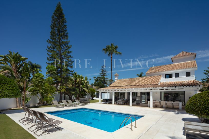 Prachtig huis met vier slaapkamers te koop in Parcelas del Golf, Nueva Andalucia